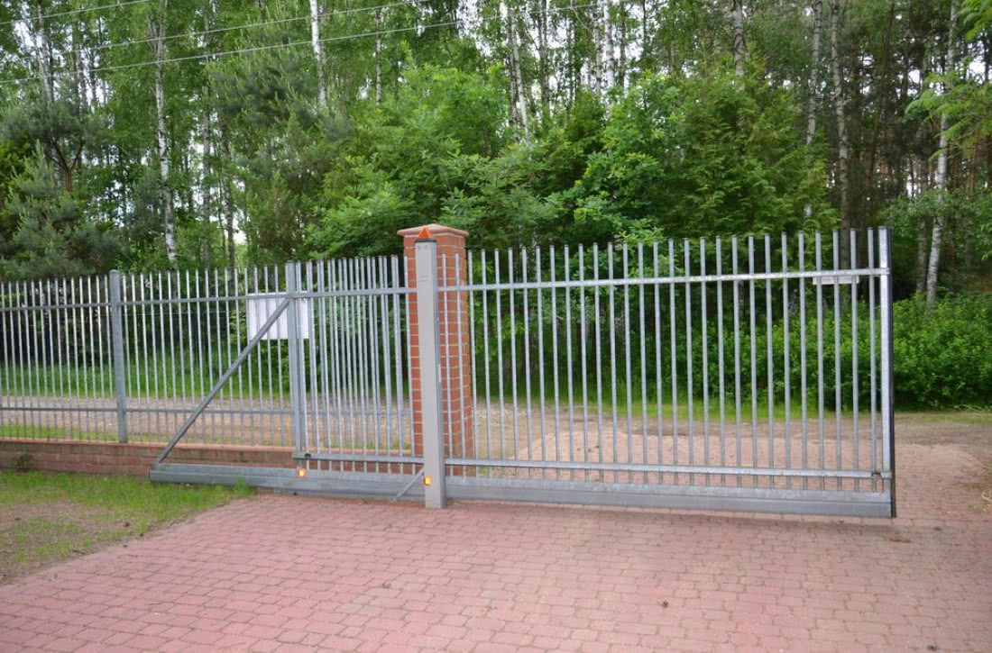 Самонесущие откатные ворота хорошо смотрятся в заборе